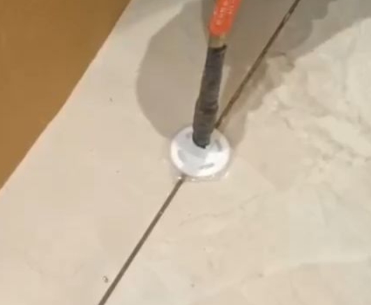 凉城瓷砖空鼓维修公司专业解答瓷砖在铺贴过程中，如果没有涂抹均匀到位的粘结材料（如水泥砂浆或瓷砖胶），可能会导致以下问题